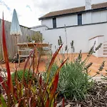 Gorgeous Garden Apartment *Cafes/Bars/Beach Within Minutes*