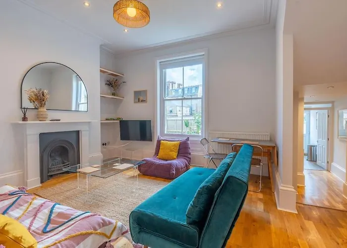 Gorgeous Garden Apartment *Cafes/Bars/Beach Within Minutes*