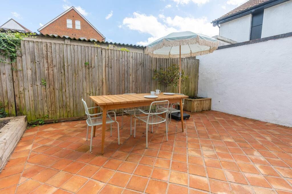 Gorgeous Garden *cafes/bars/beach Within Minutes*