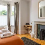 Gorgeous Garden Apartment *Cafes/Bars/Beach Within Minutes*
