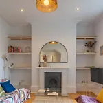Gorgeous Garden Apartment *Cafes/Bars/Beach Within Minutes*