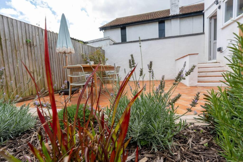 Gorgeous Garden *cafes/bars/beach Within Minutes*
