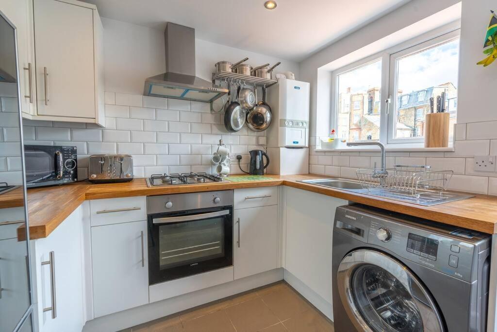 Gorgeous Garden *cafes/bars/beach Within Minutes*
