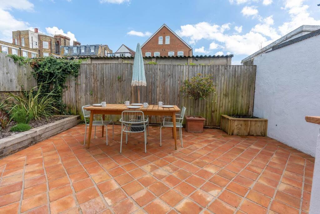 Gorgeous Garden *cafes/bars/beach Within Minutes* *