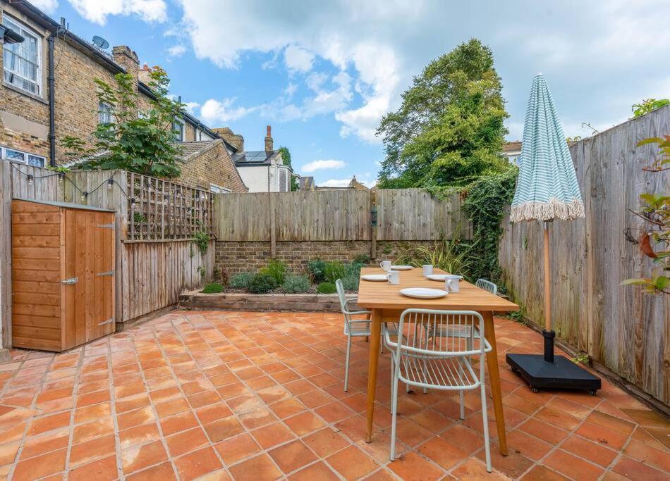 Gorgeous Garden *cafes/bars/beach Within Minutes* *