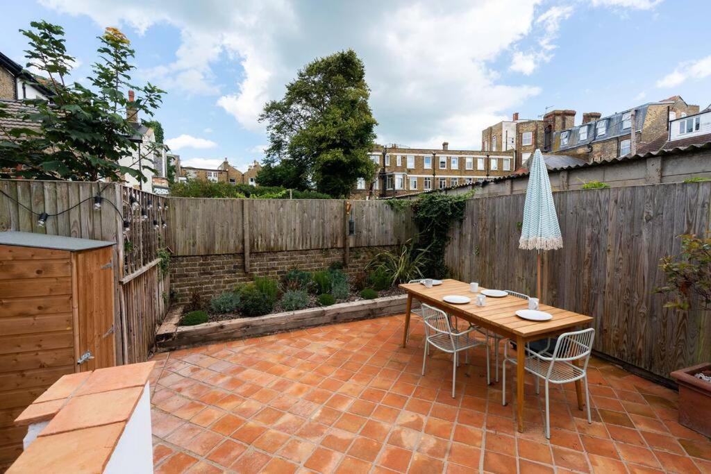 Apartment Gorgeous Garden *cafes/bars/beach Within Minutes*