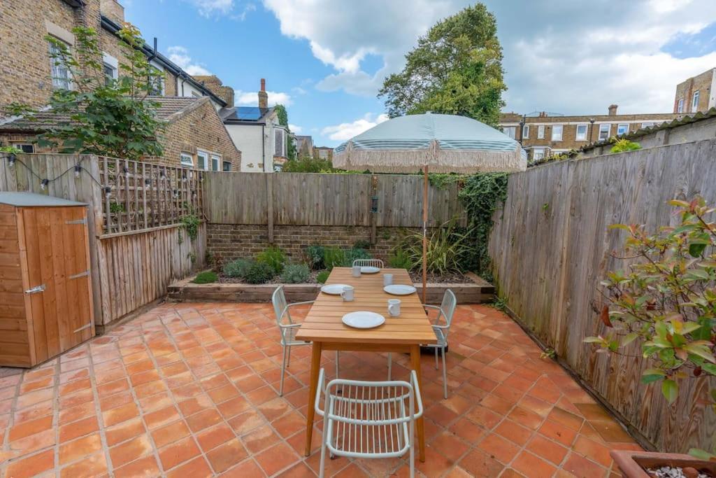 Gorgeous Garden *cafes/bars/beach Within Minutes*